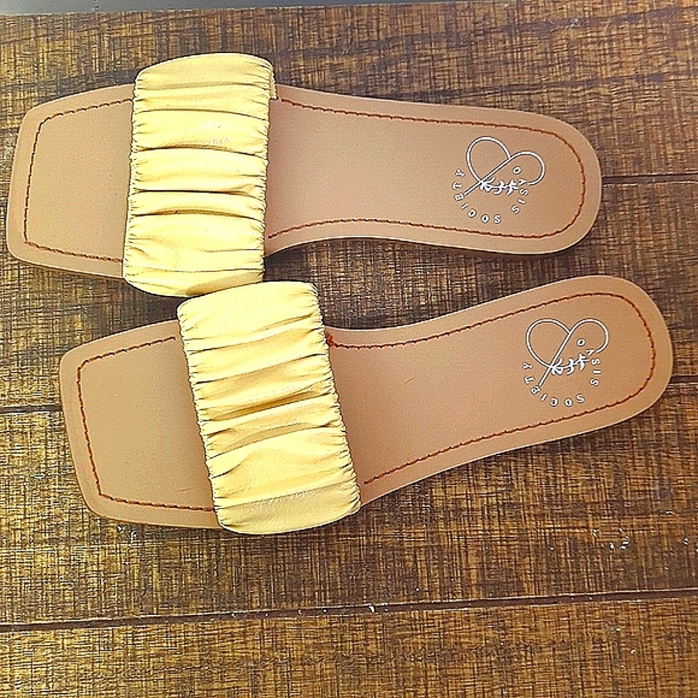 NWOT Oasis Society Sandals